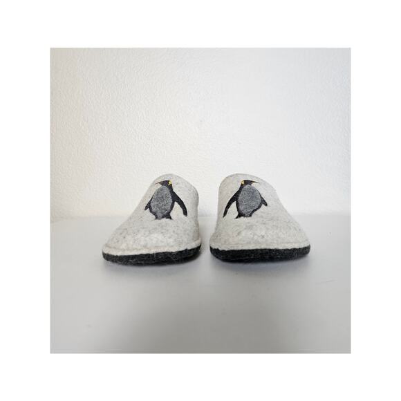 NWOT Women's Tofee Wool Felt Penguin Slippers, Size 8 - Picture 2 of 8